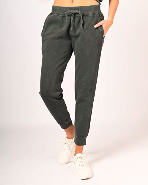 Model in W1657 (Jasper Pants), Black Sand