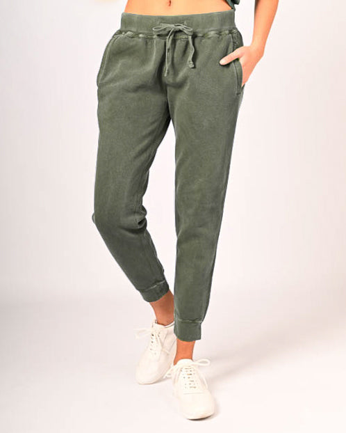 Model in W1657 (Jasper Pants), Olive Sand