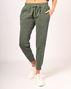 Model in W1657 (Jasper Pants), Olive Sand