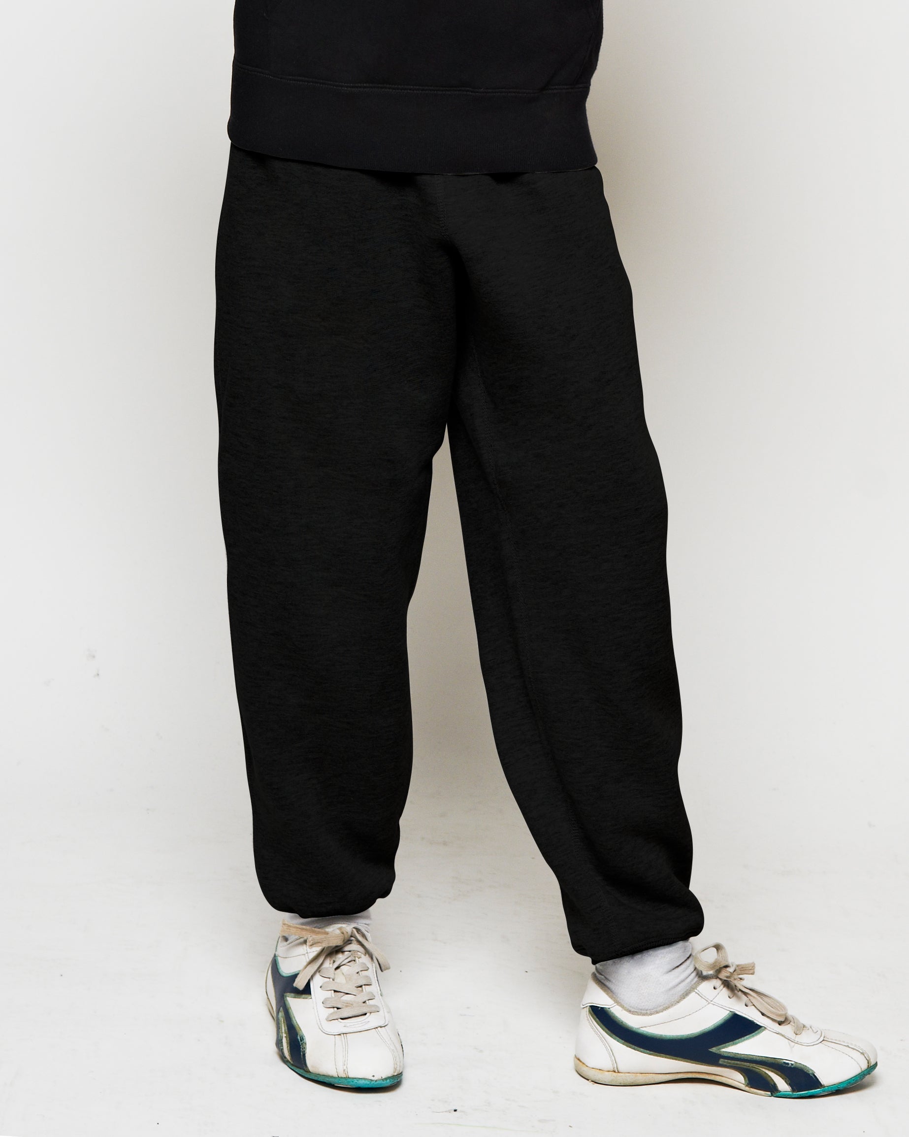 Model in WY026 (Totem Pants), Black